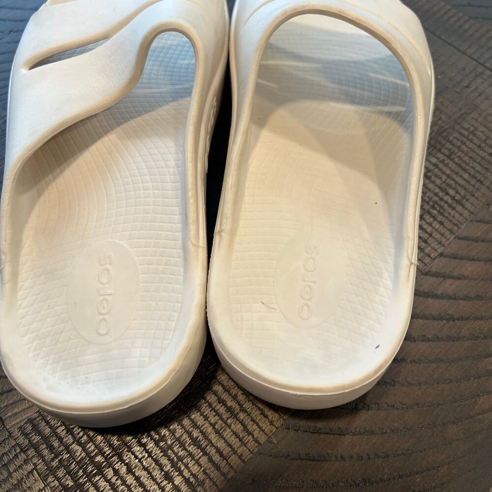 OOFOS Women's Slide Sandals in Cream - Picture 4 of 8